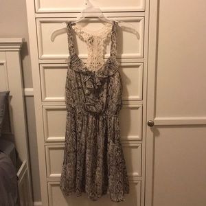 Flowy beige dress with pockets